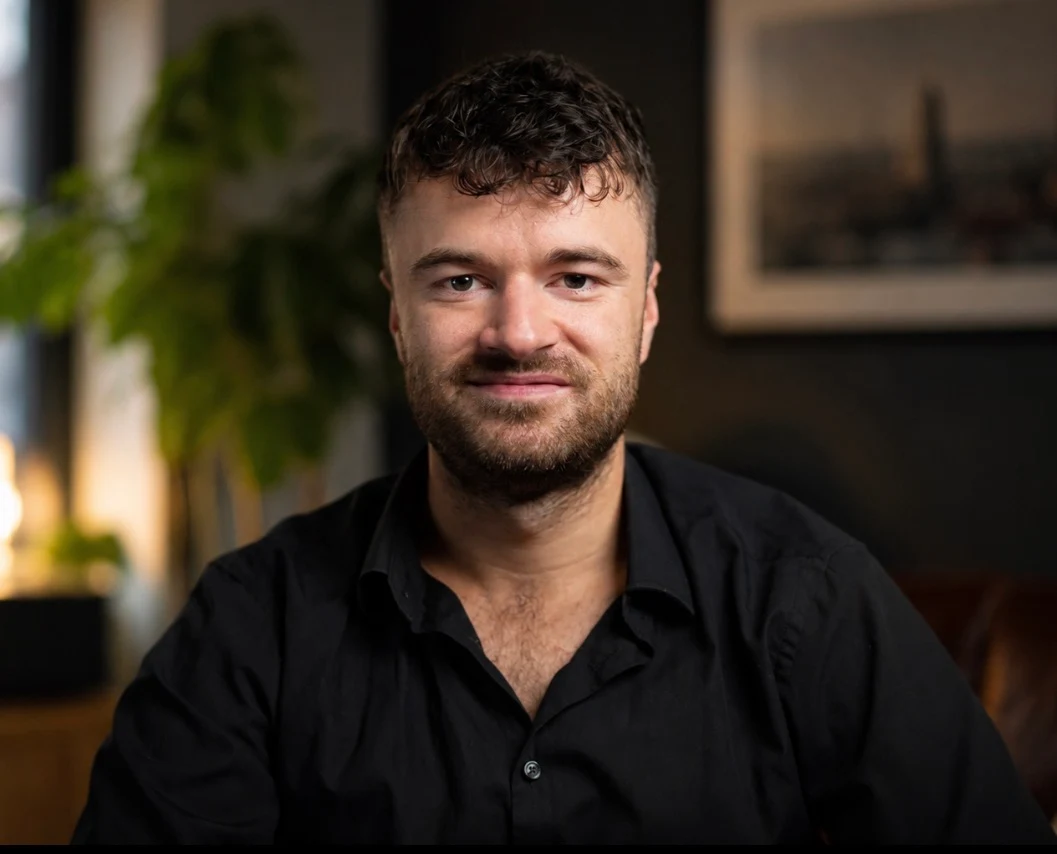 Silvan Regenauer, Gründer von Filmsnacks, im warmen Studiolicht